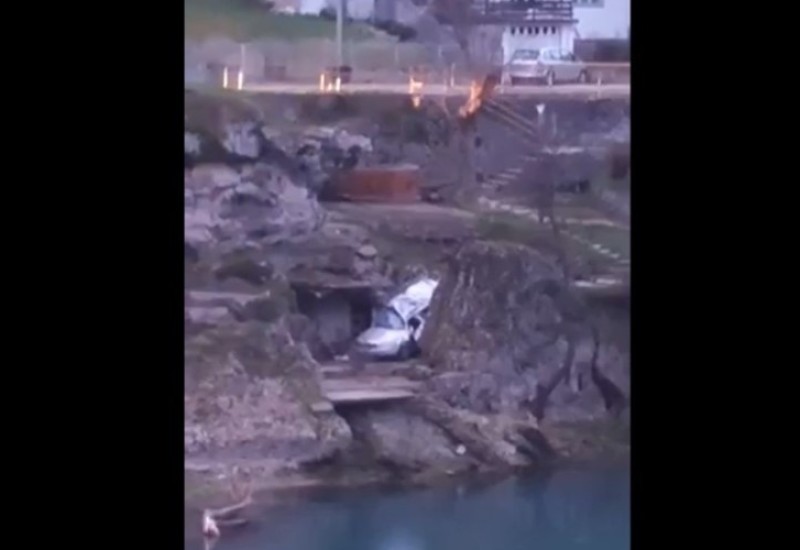 Automobilom sletio među stijene na Vrućici