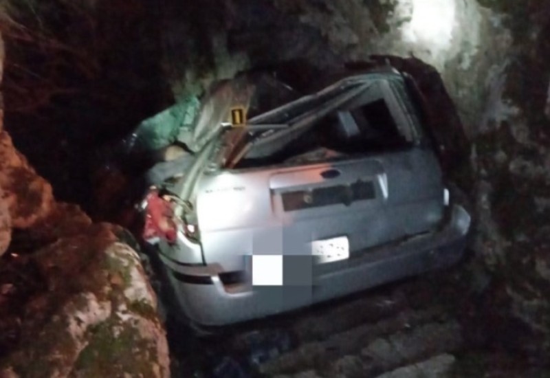 Pogledajte izvlačenje forda koji se zaglavio na stijenama u Banjaluci (VIDEO)
