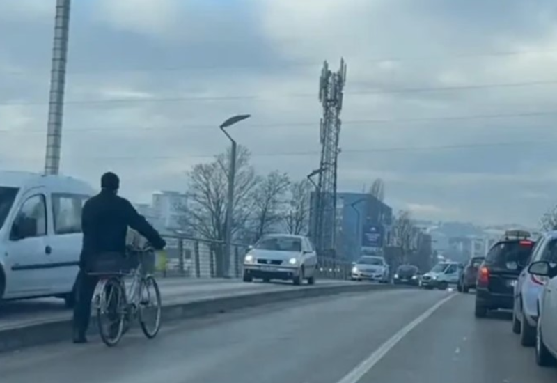 Banjalučka auto formula za gužvu: Kad ne može po putu, može po trotoaru (VIDEO)