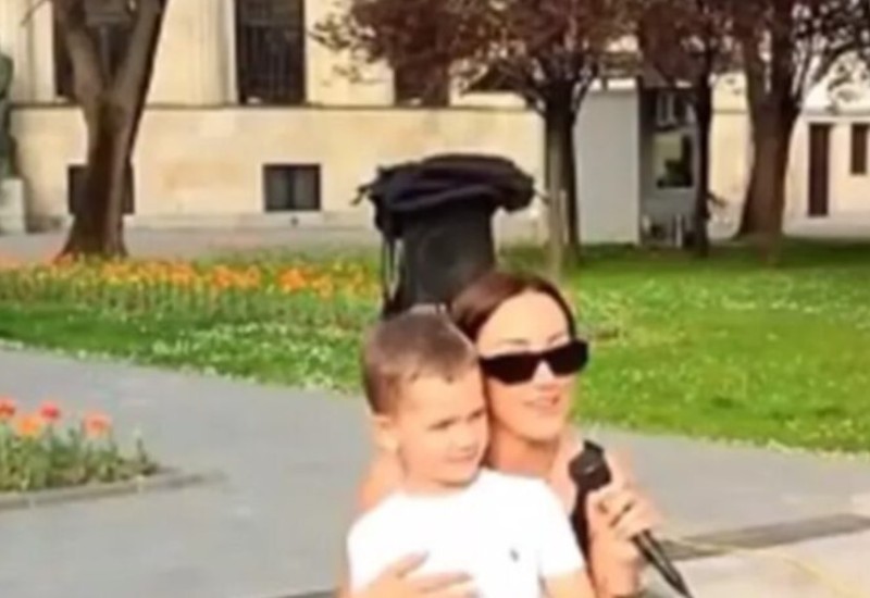 Prija zapevala sa uličnim sviračima u Banjaluci: Stavila sina u krilo i oduševila prolaznike (VIDEO)