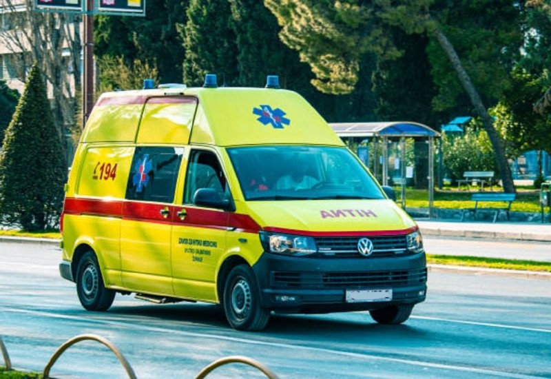 Mladić sa srčanim problemima satima ležao pred Hitnom (FOTO)