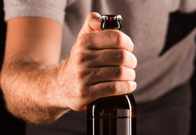 Hit metoda otvaranja pića pramenom kose