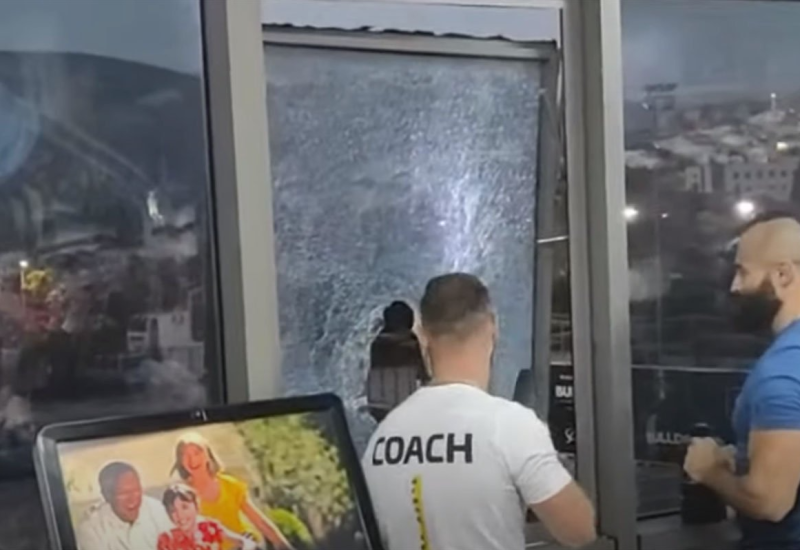 Požar u Arena Sport Centru u Mostaru, posjetioci razbijali prozore da izađu