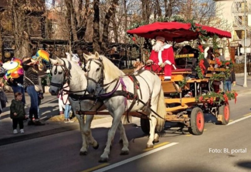 Djed Mraz provozao “kočiju” kroz centar Banjaluke