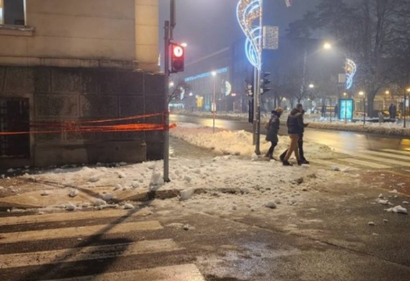 Dječak na kojeg je pao snijeg sa krova Gradske uprave državljanin Slovenije, oglasila se policija